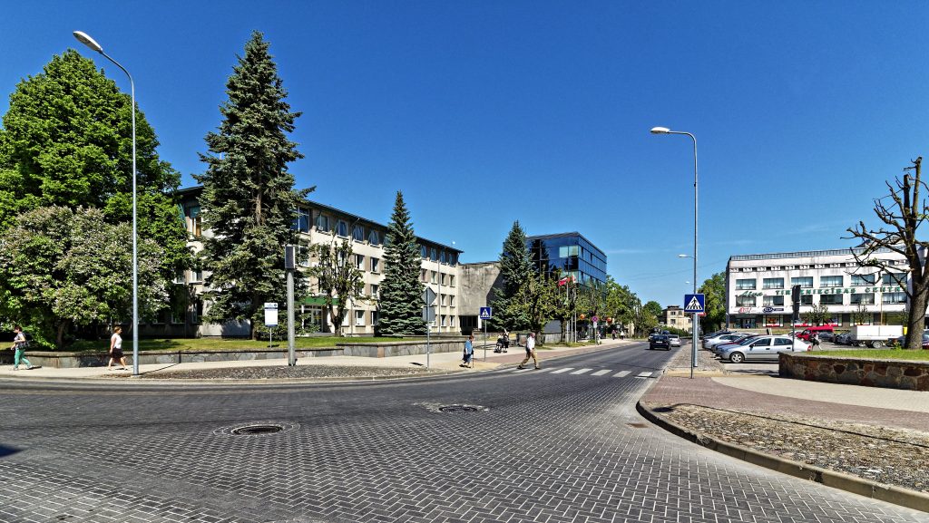 Bild: Im Stadtzentrum von Kuldīga, Lettland. Kuldīga ist eine typische lettische Kleinstadt. Im Zentrum gibt es eine Bank (Mitte) und ein Kaufhaus (Rechts). Supermärkte findet man am Stadtrand. OLYMPUS OM-D E-M1 Mark II und M.ZUIKO DIGITAL ED 7‑14mm 1:2.8 PRO. ISO 200 ¦ f/7.1 ¦ 9 mm ¦ 1/640 s ¦ kein Blitz. Klicken Sie auf das Bild um es zu vergrößern.