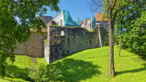 Bild: Blick auf die Ordensburg von Cēsis. Die Burg wurde 1577 zerstört und ist seit dem Großen Nordischen Krieg endgültig eine Ruine. OLYMPUS OM-D E-M1 Mark II und M.ZUIKO DIGITAL ED 7‑14mm 1:2.8 PRO. ISO 200 ¦ f/7.1 ¦ 12 mm ¦ 1/160 s ¦ kein Blitz. Klicken Sie auf das Bild um es zu vergrößern.