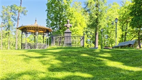 Bild: Pavillon im Schlosspark von Cēsis. OLYMPUS OM-D E-M1 Mark II und M.ZUIKO DIGITAL ED 7‑14mm 1:2.8 PRO. ISO 200 ¦ f/7.1 ¦ 7 mm ¦ 1/80 s ¦ kein Blitz. Klicken Sie auf das Bild um es zu vergrößern.