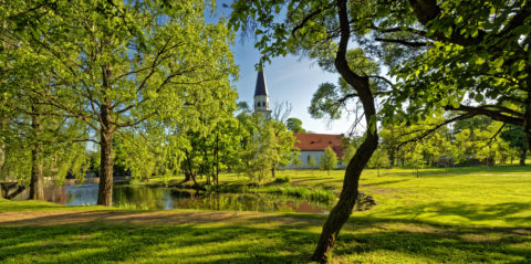 Bild: Die Evangelisch-Lutherische Kirche in Sigulda. OLYMPUS OM-D E-M1 Mark II und M.ZUIKO DIGITAL ED 7‑14mm 1:2.8 PRO. ISO 200 ¦ f/7.1 ¦ 7 mm ¦ 1/125 s ¦ kein Blitz. Klicken Sie auf das Bild um es zu vergrößern.