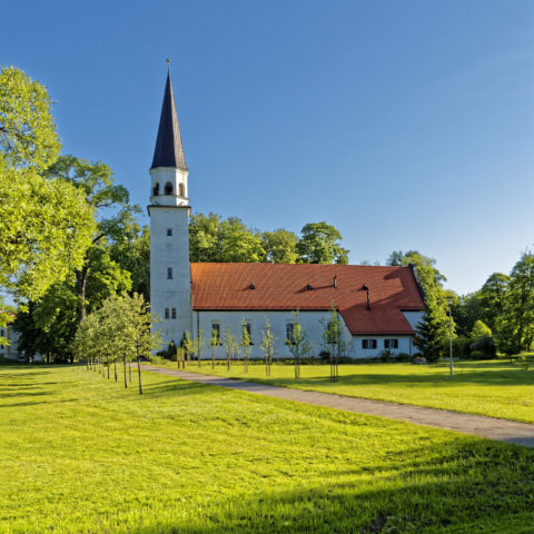 Bild: Die Evangelisch-Lutherische Kirche in Sigulda. OLYMPUS OM-D E-M1 Mark I und LEICA DG SUMMILUX 15 mm / F1.7 ASPH. ISO 200 ¦ f/7.1 ¦ 15 mm ¦ 1/400 s ¦ kein Blitz Klicken Sie auf das Bild um es zu vergrößern.