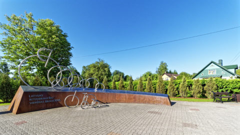 Bild: Denkmal für das Rennen der Amateurrennfahrer in Sigulda. Das Radrennen findet jedes Jahr in Sigulda statt. OLYMPUS OM-D E-M1 Mark II und M.ZUIKO DIGITAL ED 7‑14mm 1:2.8 PRO. ISO 200 ¦ f/5.6 ¦ 7 mm ¦ 1/800 s ¦ kein Blitz. Klicken Sie auf das Bild um es zu vergrößern.
