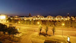Bild: Blick auf die Moskauer Vorstadt in Rīga in der Nacht. OLYMPUS OM-D E-M1 Mark II und M.ZUIKO DIGITAL ED 7‑14mm 1:2.8 PRO. ISO 200 ¦ f/9 ¦ 7 mm ¦ 1/15 s ¦ kein Blitz. Klicken Sie auf das Bild um es zu vergrößern.