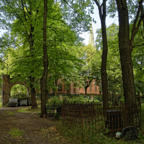 Bild: Blick vom alten Friedhof auf die evangelisch-lutherische Trinitatiskirche im Stadtteil Sarkandaugava von Rīga.. OLYMPUS OM-D E-M1 Mark I und LEICA DG SUMMILUX 1.7 / 15mm. ISO 200 ¦ f/7.1 ¦ 15 mm ¦ 1/80 s ¦ kein Blitz. Klicken Sie auf das Bild um es zu vergrößern.