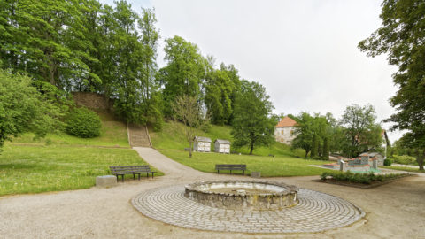 Bild: Der Park am östlichen Ende von Kandava beherbergt die Ruine der Burg des Deutschen Ordens und den Pulverturm.