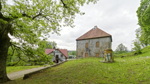 Bild: Der Pulverturm von Kandava.