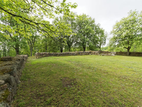 Bild: Die Ruinen der Burg des Deutschen Ordens auf dem Burgberg von Kandava.