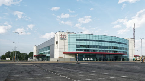 Bild: Die Mehrzweckhalle Arēna Rīga im Stadtteil Skanste von Rīga wurde 2006 zur Eishockey WM eröffnet. Sie war das erste postsowjetische Gebäude in Skanste.