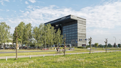 Bild: Das Verwaltungsgebäude der Bank LUMINOR im Stadtteil Skanste von Rīga ist einer der architektonisch interessantesten postsowjetischen Bauten der Stadt an der Daugava.