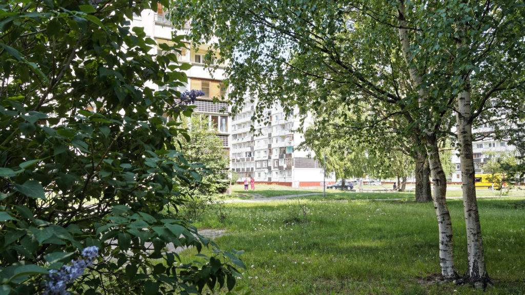 Bild: Im Stadtteil Zolitūde in Rīga wohnen heute etwa 20.000 Menschen. Bis 1984 war hier vorwiegend Ödland oder karge Felder. Die gezeigten Plattenbauten sind bis 1991 entstanden. Danach hat man die Bautätigkeit vorübergehend einsgestellt.