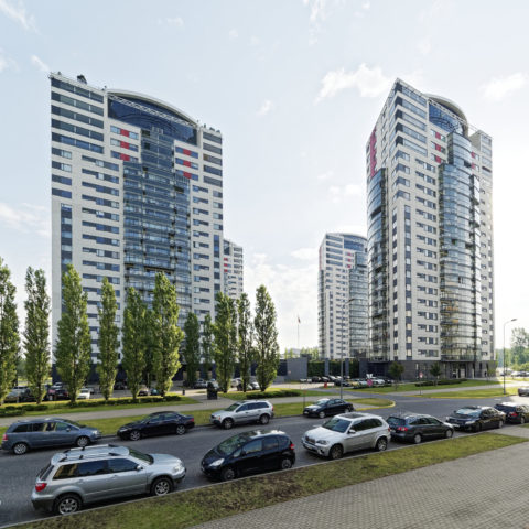 Bild: Beeindruckende Perspektive. Moderner Wohnkomplex im Stadtteil Skanste von Rīga mit den vier Hochhäusern "Skanstes virsotnes".
