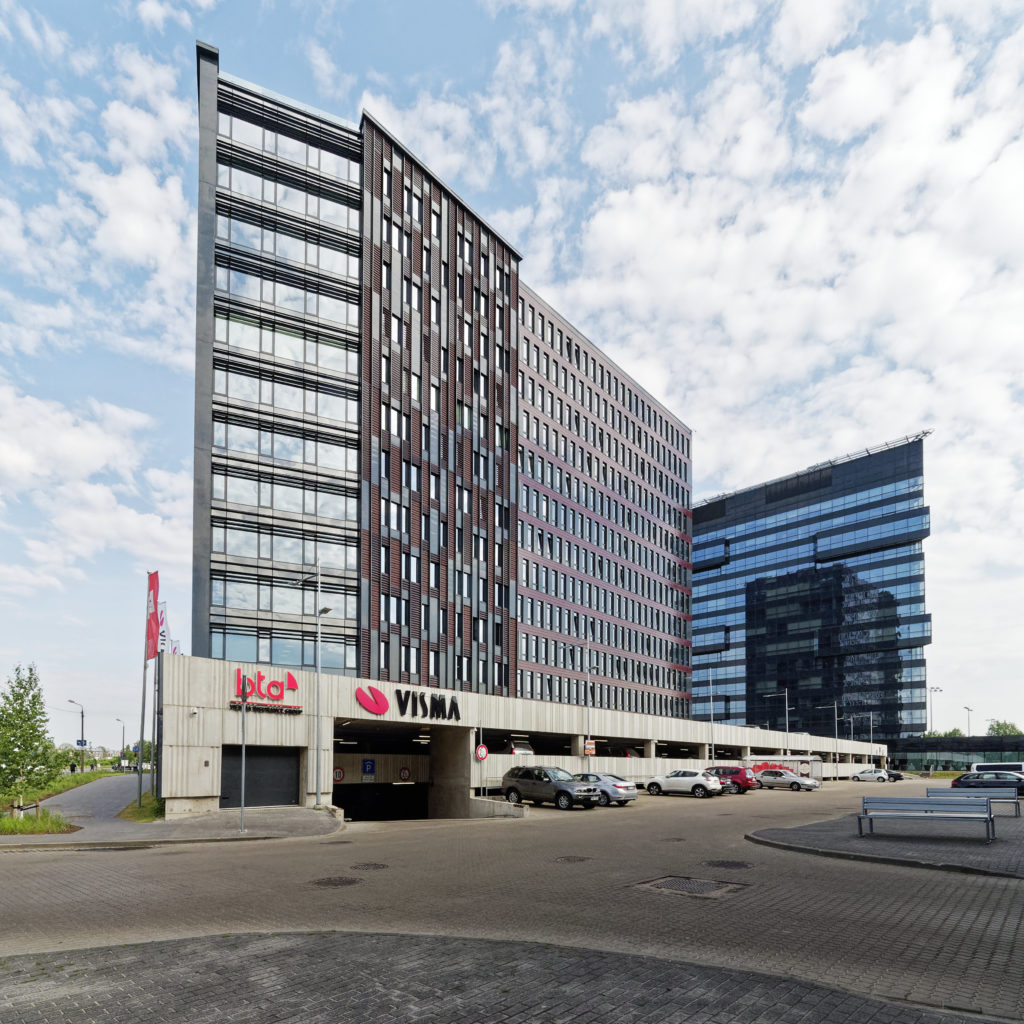 Bild: Neben modernen Wohnkomplexen prägen besonders die Gebäude von Banken und Versicherungen den Stadtteil Skanste von Rīga.