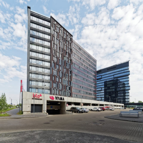 Bild: Neben modernen Wohnkomplexen prägen besonders die Gebäude von Banken und Versicherungen den Stadtteil Skanste von Rīga.