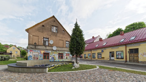 Bild: Mit Mosaiksteinen verkleidetes Haus in der Altstadt von Kandava.