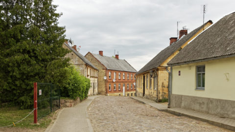 Bild: Häuser in der Lielā iela - der Großen Straße - in der Altstadt von Kandava.