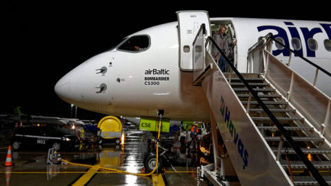 Bild: Die Bombardier C-Series oder Airbus A220 im Oktober 2017 am späten Abend auf dem Flughafen von Rīga. Die Aerodynamik der modernen Flugzeuge hat sich deutlich geändert. SAMSUNG GALAXY S5 Mini. Klicken Sie auf das Bild, um es zu vergrößern.