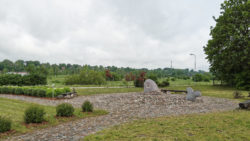 Bild: Skulptur am Ufer der Abava in Jaunkandava. Die für Lettland typischen Katzen haben sich werbewirksam in Szene gesetzt.