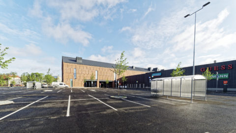 Bild: In Ķengarags befindet sich seit dem Frühjahr 2019 das größte Einkaufszentrum Lettlands - die AKROPOLE. Die Architekten haben es verstanden, das Erbe der traditionsreichen Porzellanfabrik Kuzņecov in die Mall zu übertragen.