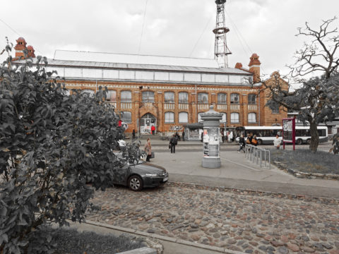 Bild: Der Markt von Āgenskalns - Āgenskalna tirgus - in einer Außenansicht von 2014. Der Markt ist mittlerweile wegen Renovierungsarbeiten geschlossen.