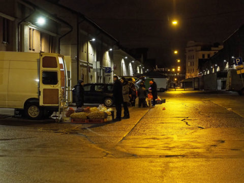 Bild: Auf dem Außengeländes des Zentralmarktes von Rīga. Der Nachtmarkt. Ende Dezember 2014. OLYMPUS OM-D E-M1 mit M.ZUIKO DIGITAL ED 12‑40mm 1:2.8 PRO Klicken Sie auf das Bild, um es zu vergrößern.