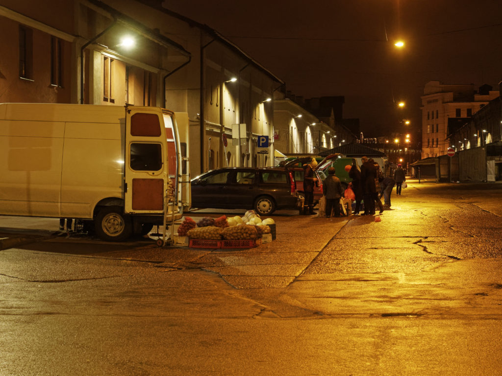 Bild: Auf dem Außengeländes des Zentralmarktes von Rīga. Der Nachtmarkt. Ende Dezember 2014. OLYMPUS OM-D E-M1 mit M.ZUIKO DIGITAL ED 12‑40mm 1:2.8 PRO Klicken Sie auf das Bild, um es zu vergrößern.