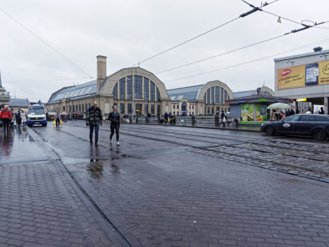 Bild: Auf dem Außengeländes des Zentralmarktes von Rīga. Ende Dezember 2015. OLYMPUS OM-D E-M1 mit M.ZUIKO DIGITAL ED 12‑40mm 1:2.8 PRO Klicken Sie auf das Bild, um es zu vergrößern.