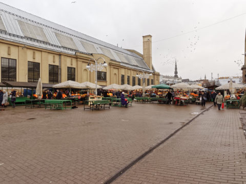 Bild: Auf dem Außengeländes des Zentralmarktes von Rīga. Ende Dezember 2014. OLYMPUS OM-D E-M1 mit M.ZUIKO DIGITAL ED 12‑40mm 1:2.8 PRO Klicken Sie auf das Bild, um es zu vergrößern.