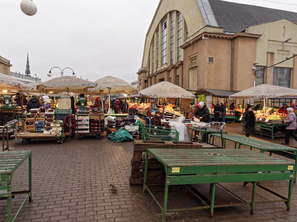 Bild: Auf dem Außengeländes des Zentralmarktes von Rīga. Ende Dezember 2015. OLYMPUS OM-D E-M1 mit M.ZUIKO DIGITAL ED 12‑40mm 1:2.8 PRO Klicken Sie auf das Bild, um es zu vergrößern.