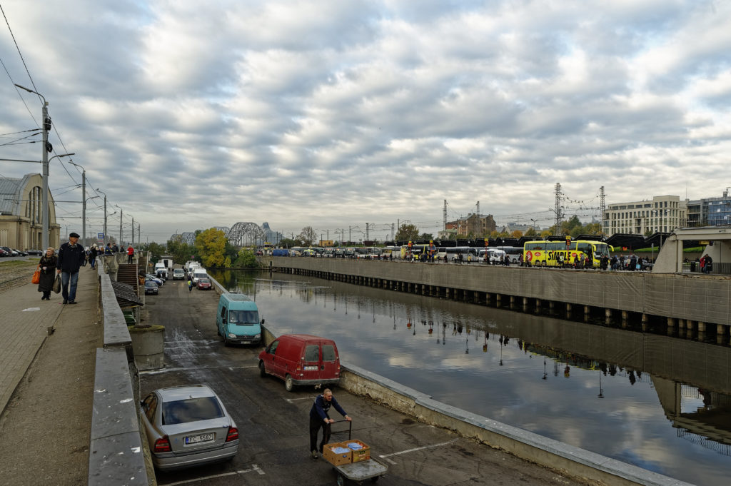 Bild: Auf dem Außengeländes des Zentralmarktes von Rīga. Anfang Oktober 2014. NIKON 700 mit TAMRON SP 24-70mm F/2.8 Di VC USD. Klicken Sie auf das Bild, um es zu vergrößern.