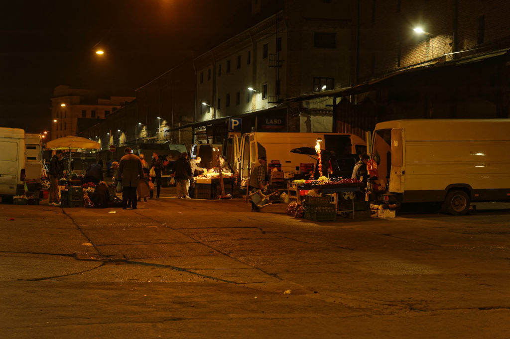 Bild: Auf dem Nachtmarkt des Zentralmarktes von Rīga. Anfang Oktober 2014. Auf dem Nachtmarkt ist es nochmal deutlich günstiger, landwirtschaftliche Erzeugnisse zu kaufen, als auf dem Zentralmarkt. NIKON 700 mit TAMRON SP 24-70mm F/2.8 Di VC USD. Klicken Sie auf das Bild, um es zu vergrößern.