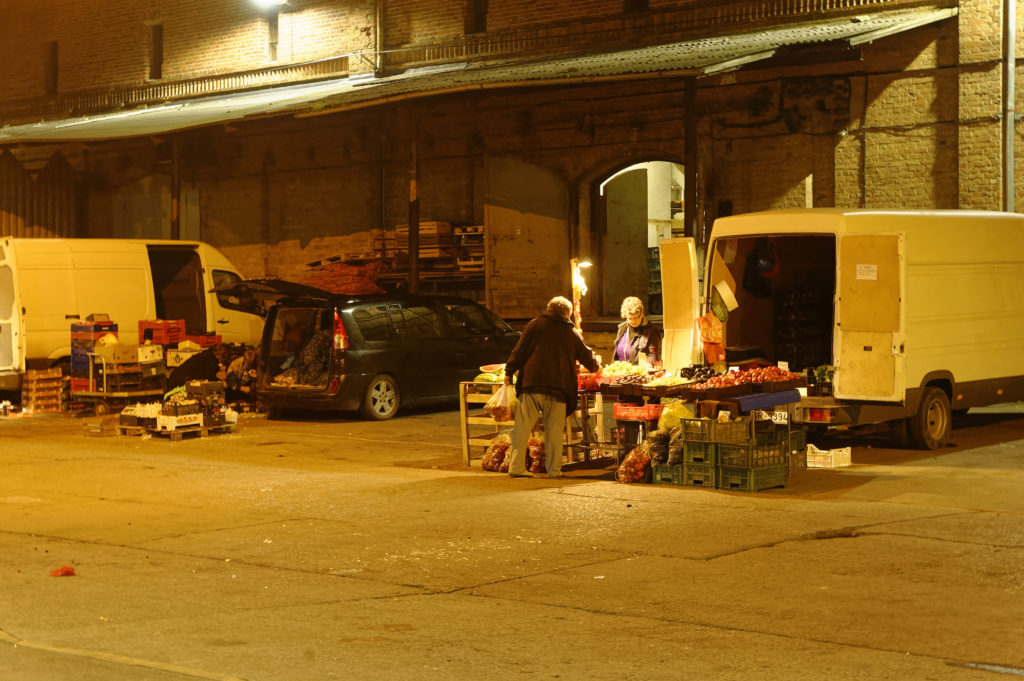 Bild: Auf dem Nachtmarkt des Zentralmarktes von Rīga. Anfang Oktober 2014. Auf dem Nachtmarkt ist es nochmal deutlich günstiger, landwirtschaftliche Erzeugnisse zu kaufen, als auf dem Zentralmarkt. NIKON 700 mit TAMRON SP 24-70mm F/2.8 Di VC USD. Klicken Sie auf das Bild, um es zu vergrößern.