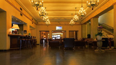 Bild: Lobby Bar des geschlossenen Hotel Rīga in der Altstadt der lettischen Hauptstadt.