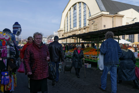 Bild: Außenbereich des Zentralmarktes von Rīga. Anfang November 2011. NIKON D300s mit AF-S DX NIKKOR 18-200 mm 1:3.5-5.6G ED VR Ⅱ. Klicken Sie auf das Bild, um es zu vergrößern.