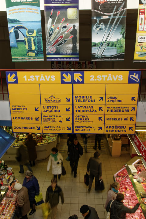 Bild: Auf dem Zentralmarkt von Rīga gibt es noch mehr als nur Lebensmittel. Anfang November 2011. NIKON D300s mit AF-S DX NIKKOR 18-200 mm 1:3.5-5.6G ED VR Ⅱ. Klicken Sie auf das Bild, um es zu vergrößern.