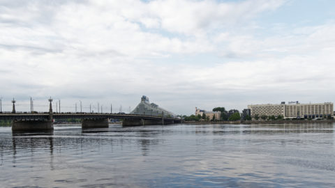 Bild: Die Lettische Nationalbibliothek oder Latvijas Nacionālā bibliotēka in Rīga vom rechten Ufer der Daugava aus gesehen. Ende Mai 2019.