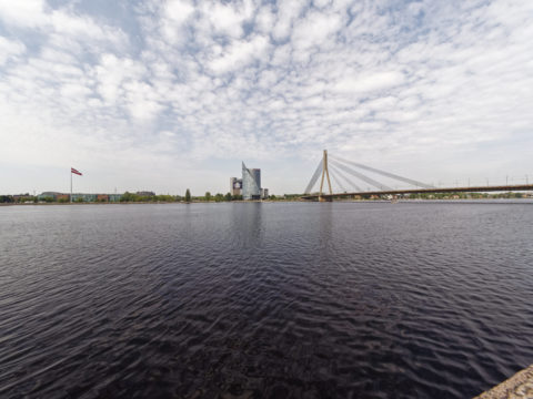 Bild: Rīga - Die Schrägseilbrücke oder Vanšu-Brücke oder Vanšu tilts über den Fluss Daugava. Ansicht von der Steinbrücke. Foto von Ende Mai 2019. Klicken Sie auf das Bild, um es zu vergrößern.