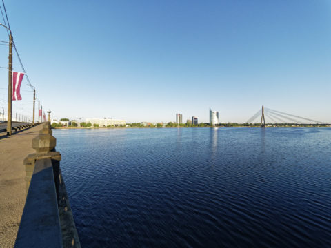 Bild: Rīga - Die Schrägseilbrücke oder Vanšu-Brücke oder Vanšu tilts über den Fluss Daugava. Ansicht von der Steinbrücke. Foto von Mitte Mai 2018. Klicken Sie auf das Bild, um es zu vergrößern.