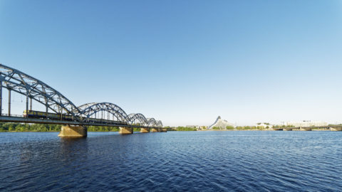 Bild: Die Lettische Nationalbibliothek oder Latvijas Nacionālā bibliotēka in Rīga vom rechten Ufer der Daugava aus gesehen. Ende Mai 2018.