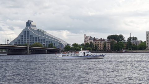 Bild: Die Lettische Nationalbibliothek oder Latvijas Nacionālā bibliotēka in Rīga vom rechten Ufer der Daugava aus gesehen. Anfang Juni 2014.