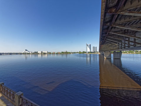 Bild: Rīga - Die Schrägseilbrücke oder Vanšu-Brücke oder Vanšu tilts über den Fluss Daugava. Die aus Stahl bestehende Tragstruktur der Vanšu tilts hat sie 1981 mehr als nur ein wenig Rost angesetzt. Foto von Anfang Juni 2017. Klicken Sie auf das Bild, um es zu vergrößern.