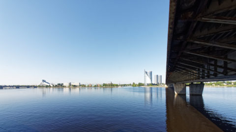 Bild: Die Lettische Nationalbibliothek oder Latvijas Nacionālā bibliotēka in Rīga vom rechten Ufer der Daugava aus gesehen.