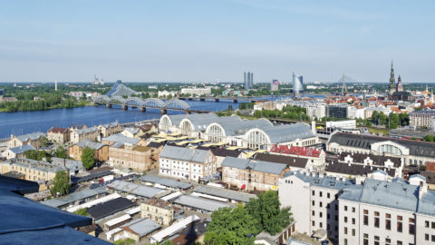 Bild: Rīga - Der Hauptsitz der lettischen SWEDBANK im Saules akmens oder Sonnenstein im Stadtteil Āgenskalns von der Aussichtsplattform der Akademie der Wissenschaften aus gesehen. Aufnahme Anfang Juni 2017. Klicken Sie auf das Bild, um es zu vergrößern.