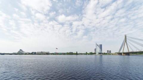 Bild: Die Lettische Nationalbibliothek oder Latvijas Nacionālā bibliotēka in Rīga vom rechten Ufer der Daugava aus gesehen. Ende Mai 2019.