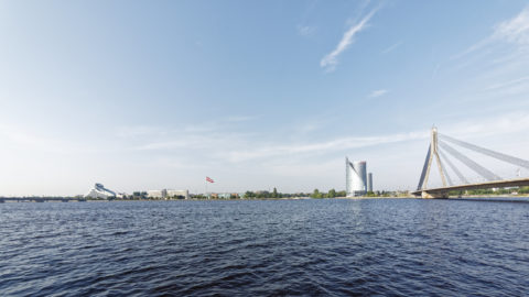 Bild: Rīga - Der Hauptsitz der lettischen SWEDBANK im Saules akmens oder Sonnenstein im Stadtteil Āgenskalns. Rechts im Bild ist die Vanšu-Brücke - Vanšu tilts - zu sehen. Aufnahme Mitte August 2017. Klicken Sie auf das Bild, um es zu vergrößern.