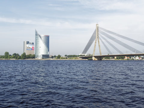 Bild: Rīga - Die Schrägseilbrücke oder Vanšu-Brücke oder Vanšu tilts über den Fluss Daugava. Der Rost ist nicht verschwunden - wie auch, wenn man ihn nicht entfernt. Foto von Mitte August 2018. Klicken Sie auf das Bild, um es zu vergrößern.