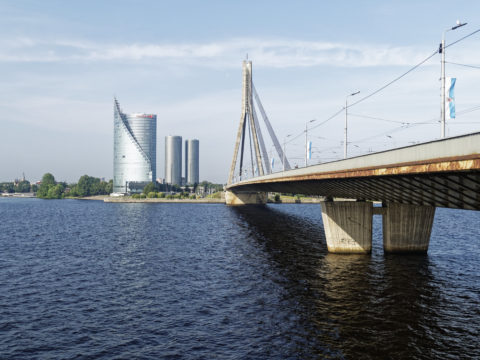 Bild: Rīga - Die Schrägseilbrücke oder Vanšu-Brücke oder Vanšu tilts über den Fluss Daugava. Der Rost ist nicht verschwunden - wie auch, wenn man ihn nicht entfernt. Foto von Mitte August 2018. Klicken Sie auf das Bild, um es zu vergrößern.