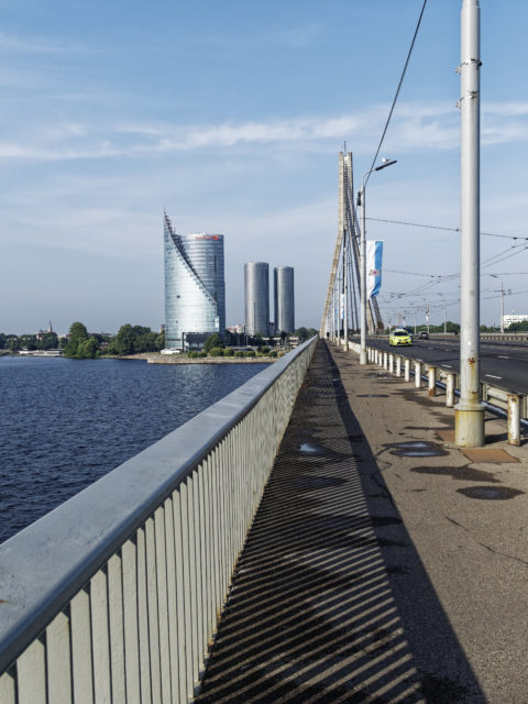 Bild: Rīga - Die Schrägseilbrücke oder Vanšu-Brücke oder Vanšu tilts über den Fluss Daugava. Immerhin sieht der Asphalt noch gut aus. Foto von Mitte August 2018. Klicken Sie auf das Bild, um es zu vergrößern.