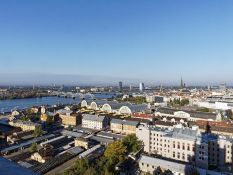 Bild: Die Lettische Nationalbibliothek oder Latvijas Nacionālā bibliotēka in Rīga von der Beobachtungsplattform der Akademie der Wissenschaften aus gesehen.<br /> Mitte Juni 2017.