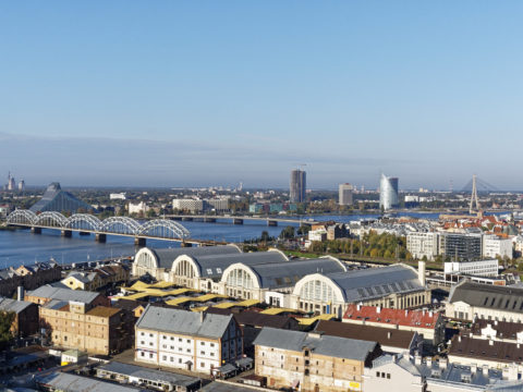 Bild: Die Lettische Nationalbibliothek oder Latvijas Nacionālā bibliotēka in Rīga von der Beobachtungsplattform der Akademie der Wissenschaften aus gesehen.<br /> Anfang Oktober 2014.