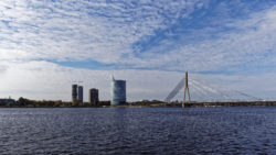 Bild: Rīga - Der Hauptsitz der lettischen SWEDBANK im Saules akmens oder Sonnenstein im Stadtteil Āgenskalns. Links sind die noch im Bau befindlichen Z-Towers und rechts der Pylon der Vanšu-Brücke - Vanšu tilts - zu sehen. Aufnahme Ende Oktober 2014. Klicken Sie auf das Bild, um es zu vergrößern.